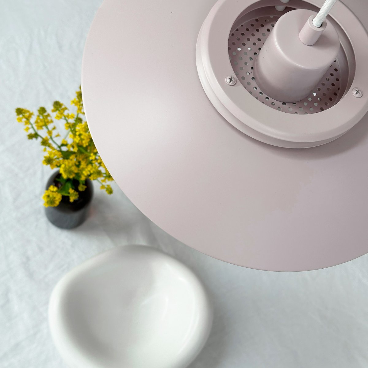 Ejka Ø30 Rose suspension De Dyberg Larsen - Découvrez la suspension Ejka Mini, une lampe design danoise au style intemporel qui s'intègre parfaitement dans la maison nordique.