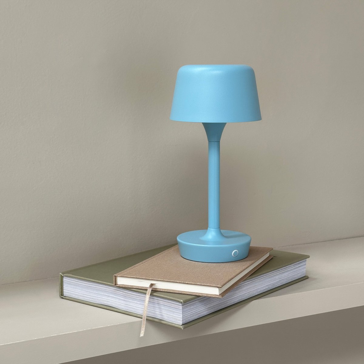 Flow 25cm Bleu clair portable De Dyberg Larsen - La lampe est sans fil et facile à déplacer, vous pouvez donc la placer n'importe où.