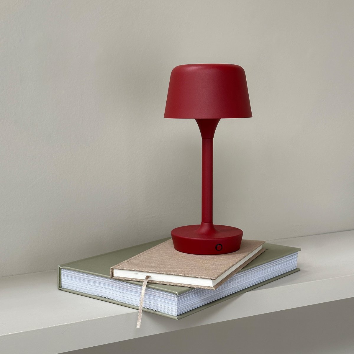 Flow 25cm Rouge foncé portable De Dyberg Larsen - La lampe est sans fil et facile à déplacer, vous pouvez donc la placer n'importe où.