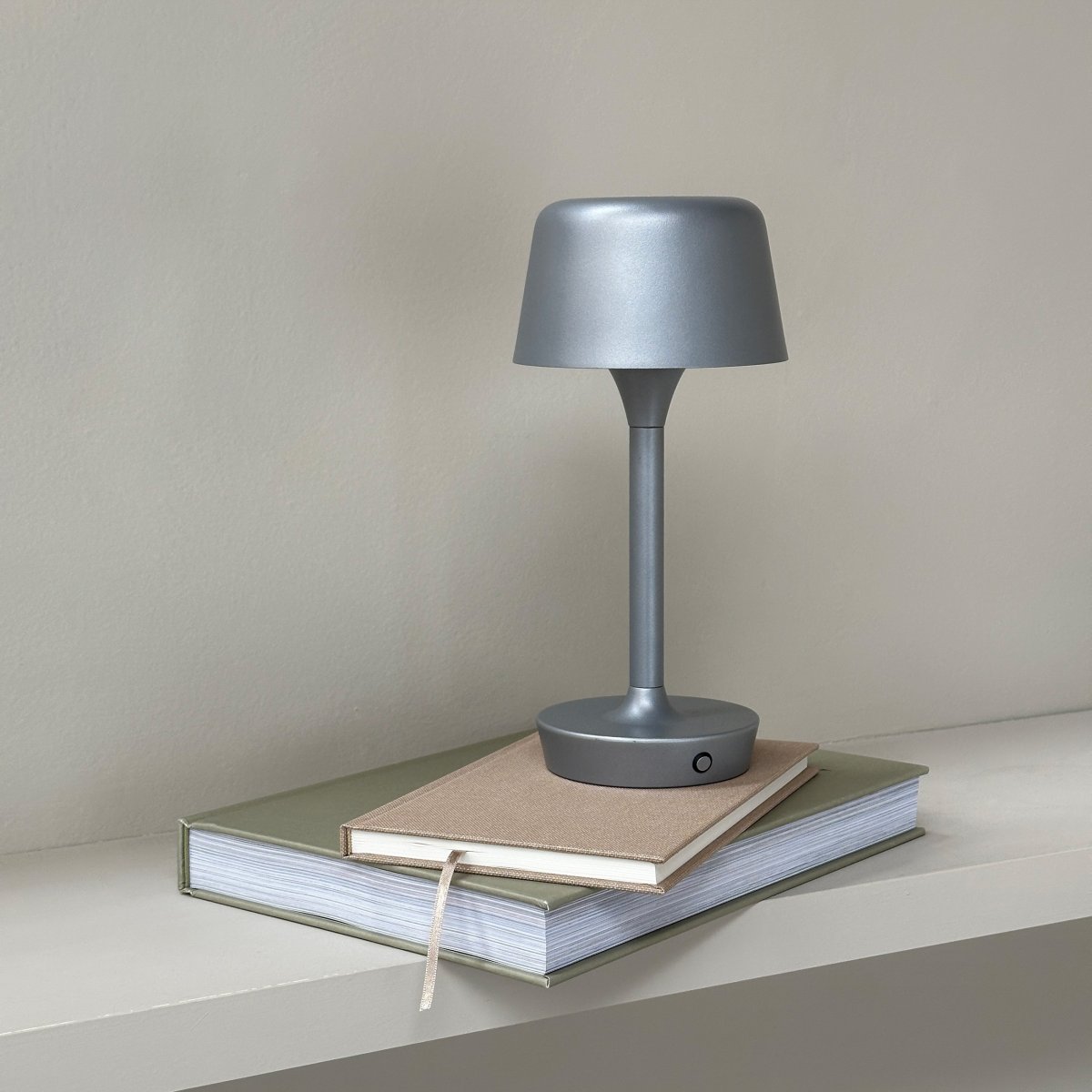 Flow 25cm Argent portable De Dyberg Larsen - La lampe est sans fil et facile à déplacer, vous pouvez donc la placer n'importe où.