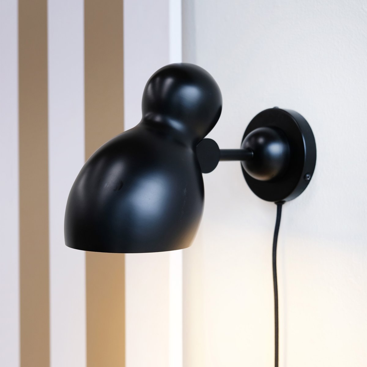 Ludo Noir lampe de lecture De Dyberg Larsen - Ludo est fabriqué en métal de haute qualité avec une finition soyeuse et ajoute une touche de design classique à votre maison.
