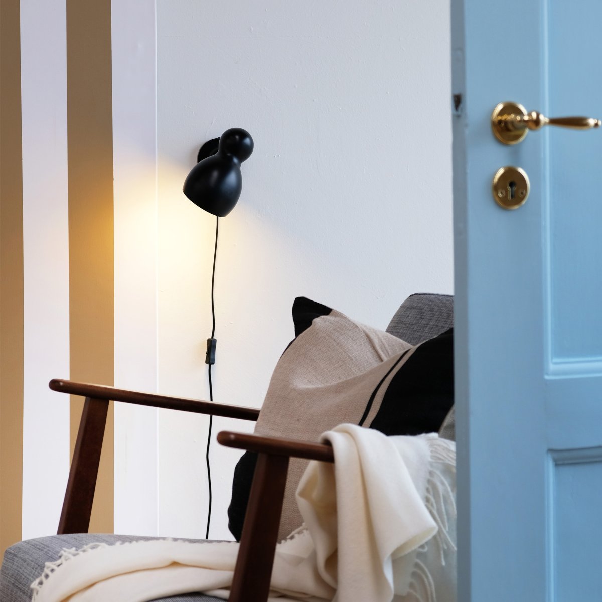 Ludo Noir lampe de lecture De Dyberg Larsen - Ludo est fabriqué en métal de haute qualité avec une finition soyeuse et ajoute une touche de design classique à votre maison.