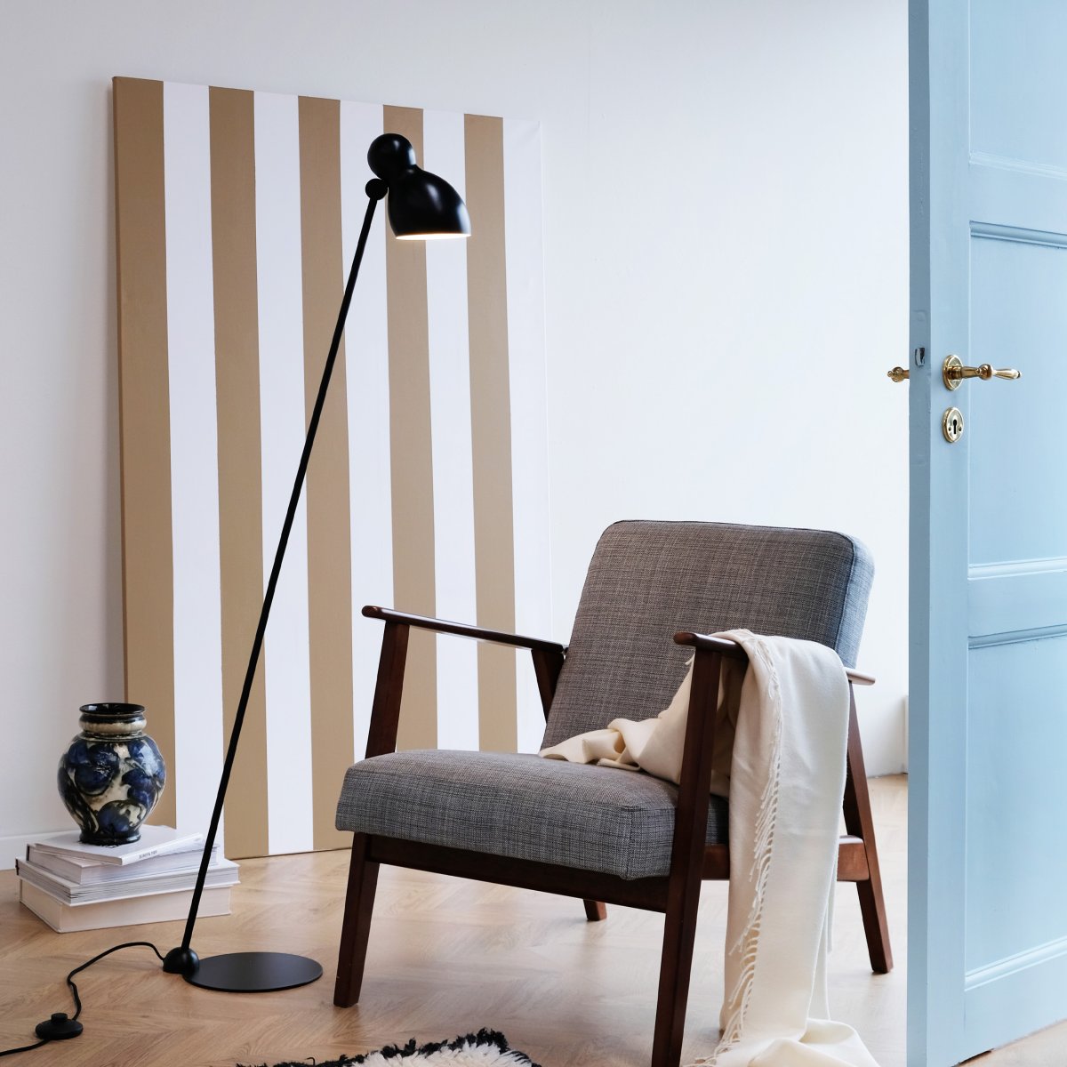 Ludo Noir lampadaire De Dyberg Larsen - Ludo est fabriqué en métal de haute qualité avec une finition soyeuse et ajoute une touche de design classique à votre maison.