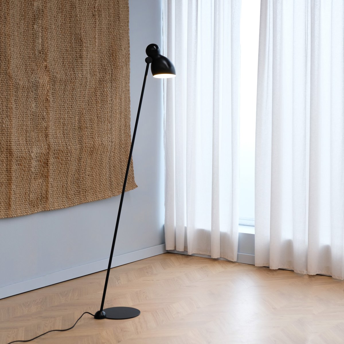 Ludo Noir lampadaire De Dyberg Larsen - Ludo est fabriqué en métal de haute qualité avec une finition soyeuse et ajoute une touche de design classique à votre maison.