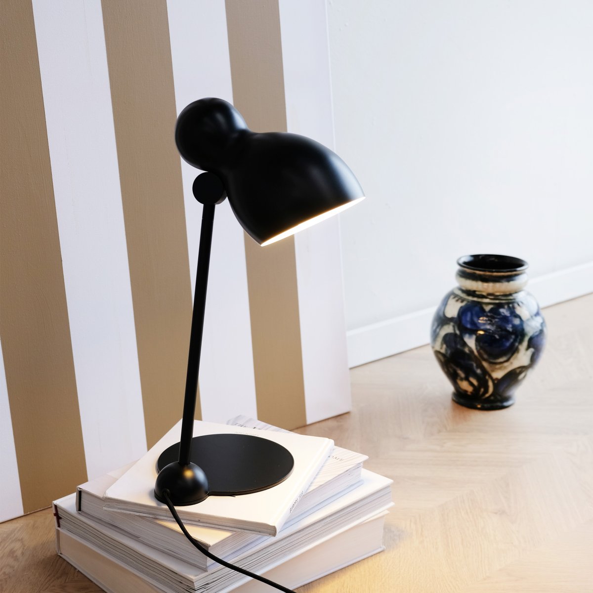 Ludo 42cm Noir lampe de bureau De Dyberg Larsen - Ludo est fabriqué en métal de haute qualité avec une finition soyeuse et ajoute une touche de design classique à votre maison.