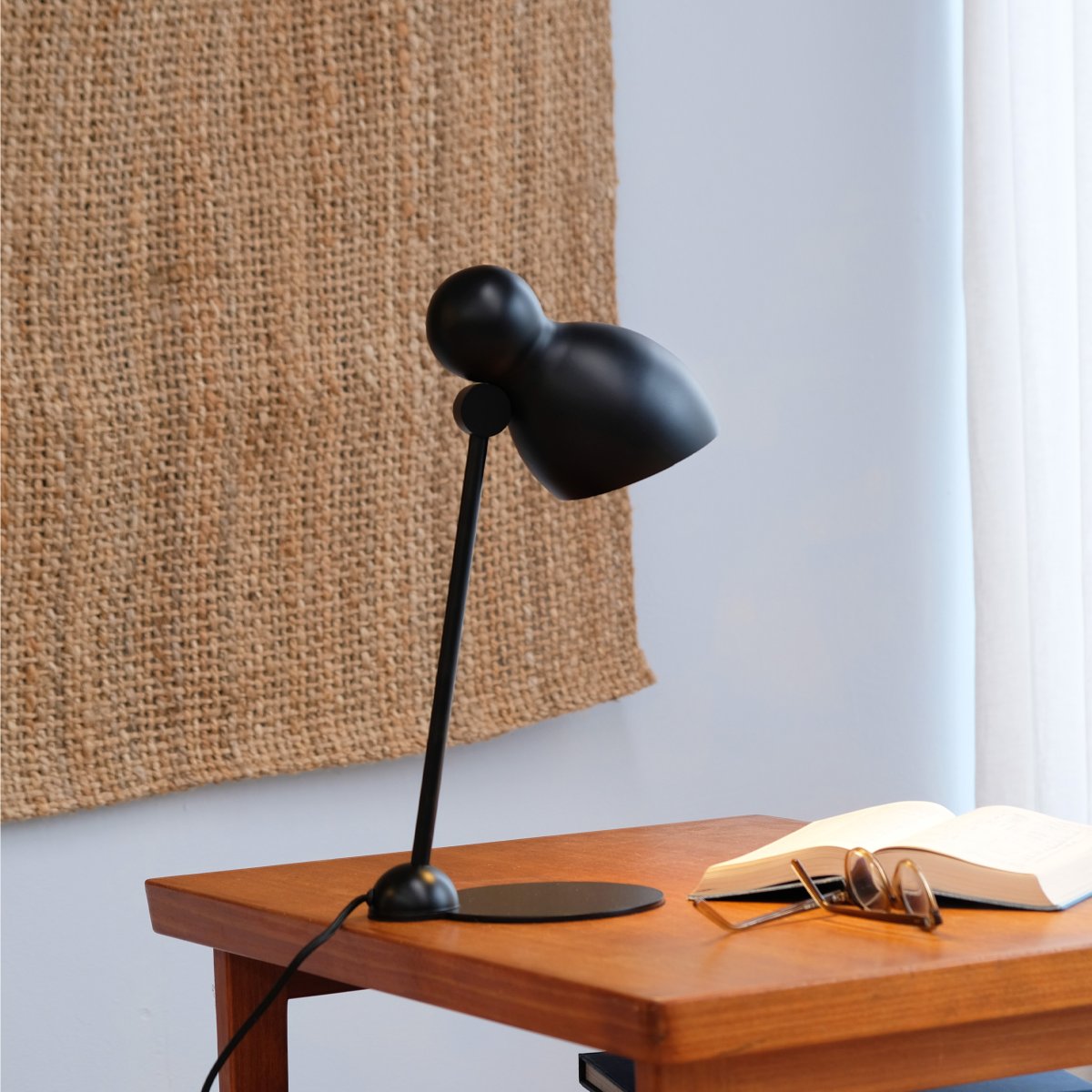 Ludo 42cm Noir lampe de bureau De Dyberg Larsen - Ludo est fabriqué en métal de haute qualité avec une finition soyeuse et ajoute une touche de design classique à votre maison.