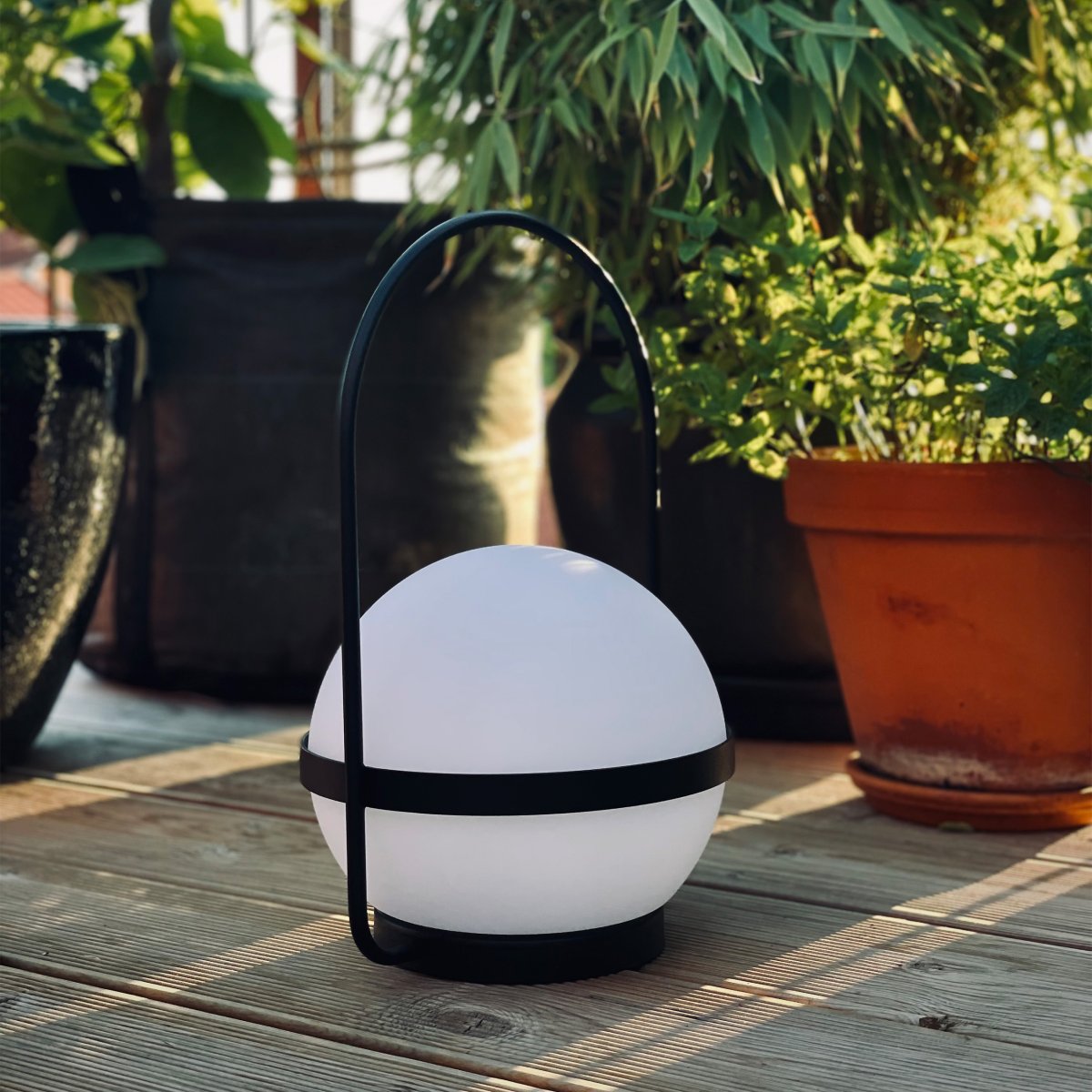 Summer 36cm Noir portable De Dyberg Larsen - Le temps de charge est de 3 heures via USB-C ou de 12 heures via des cellules solaires, et une charge complète permet jusqu'à 24 heures d'utilisation, selon l'utilisation.