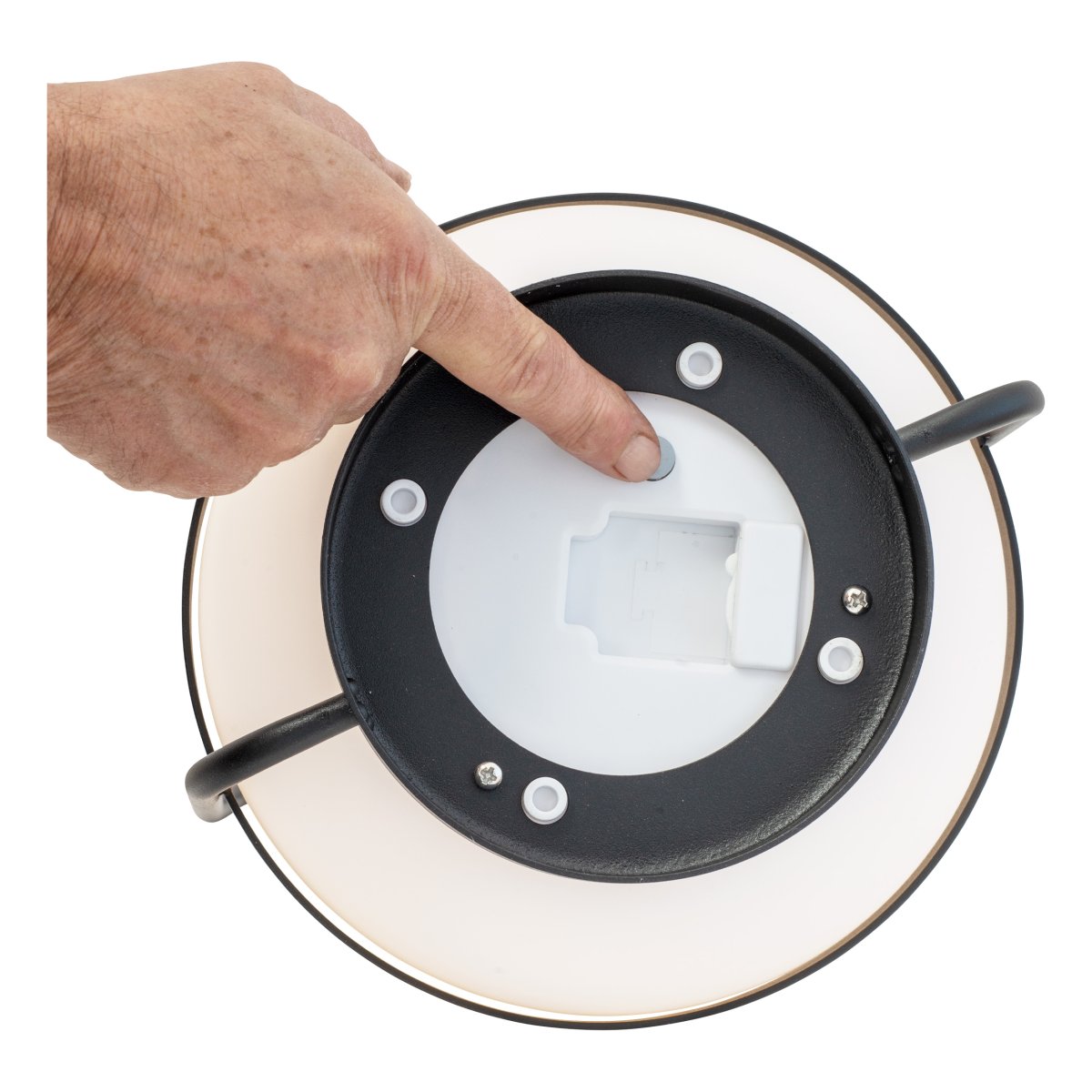 Summer 36cm Noir portable De Dyberg Larsen - Le temps de charge est de 3 heures via USB-C ou de 12 heures via des cellules solaires, et une charge complète permet jusqu'à 24 heures d'utilisation, selon l'utilisation.