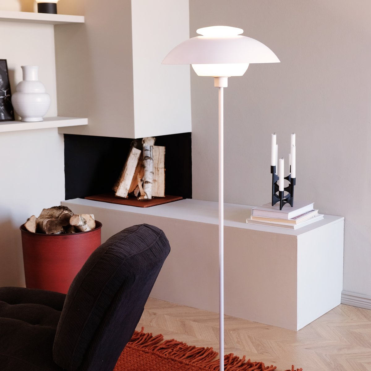 Opus Blanc mat lampadaire De Dyberg Larsen - L'abat-jour sup&eacute;rieur de la lampe est en verre opale souffl&eacute; &agrave; la bouche, qui diffuse une lumi&egrave;re douce et agr&eacute;able et cr&eacute;e ainsi une atmosph&egrave;re accueillante.