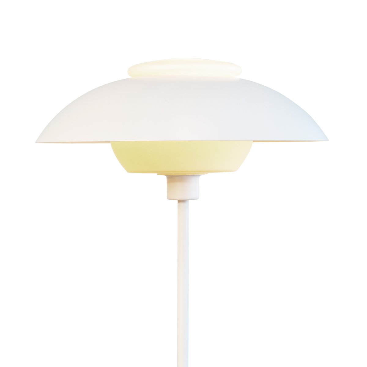 Opus Blanc mat lampadaire De Dyberg Larsen - L'abat-jour sup&eacute;rieur de la lampe est en verre opale souffl&eacute; &agrave; la bouche, qui diffuse une lumi&egrave;re douce et agr&eacute;able et cr&eacute;e ainsi une atmosph&egrave;re accueillante.