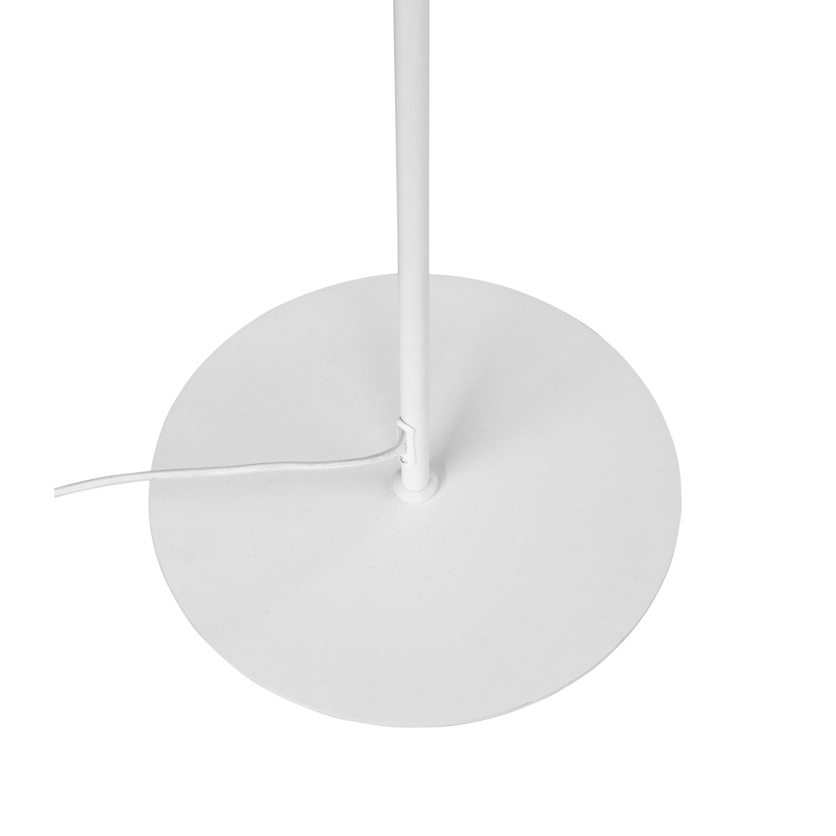Opus Blanc mat lampadaire De Dyberg Larsen - L'abat-jour sup&eacute;rieur de la lampe est en verre opale souffl&eacute; &agrave; la bouche, qui diffuse une lumi&egrave;re douce et agr&eacute;able et cr&eacute;e ainsi une atmosph&egrave;re accueillante.