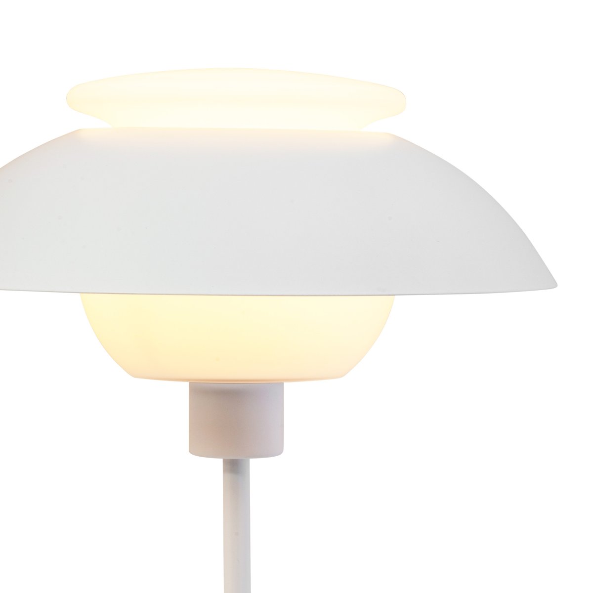 Opus 48cm Blanc mat lampe de table De Dyberg Larsen - L'abat-jour supérieur de la lampe est en verre opale soufflé à la bouche, qui diffuse une lumière douce et agréable et crée ainsi une atmosphère accueillante.