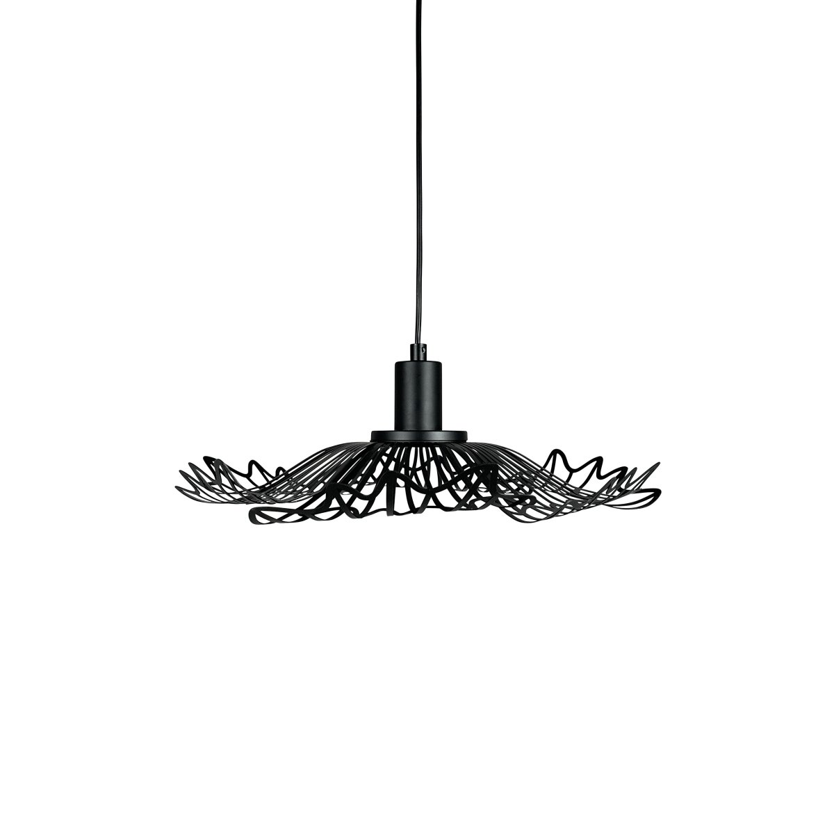 Flora Ø40 Noir mat suspension De Dyberg Larsen - Finns i tv&aring; eleganta varianter: matt svart, med en industriell fransk k&auml;nsla, och p&auml;rlvitt, som kombinerar romantisk bohemstil med en minimalistisk touch.