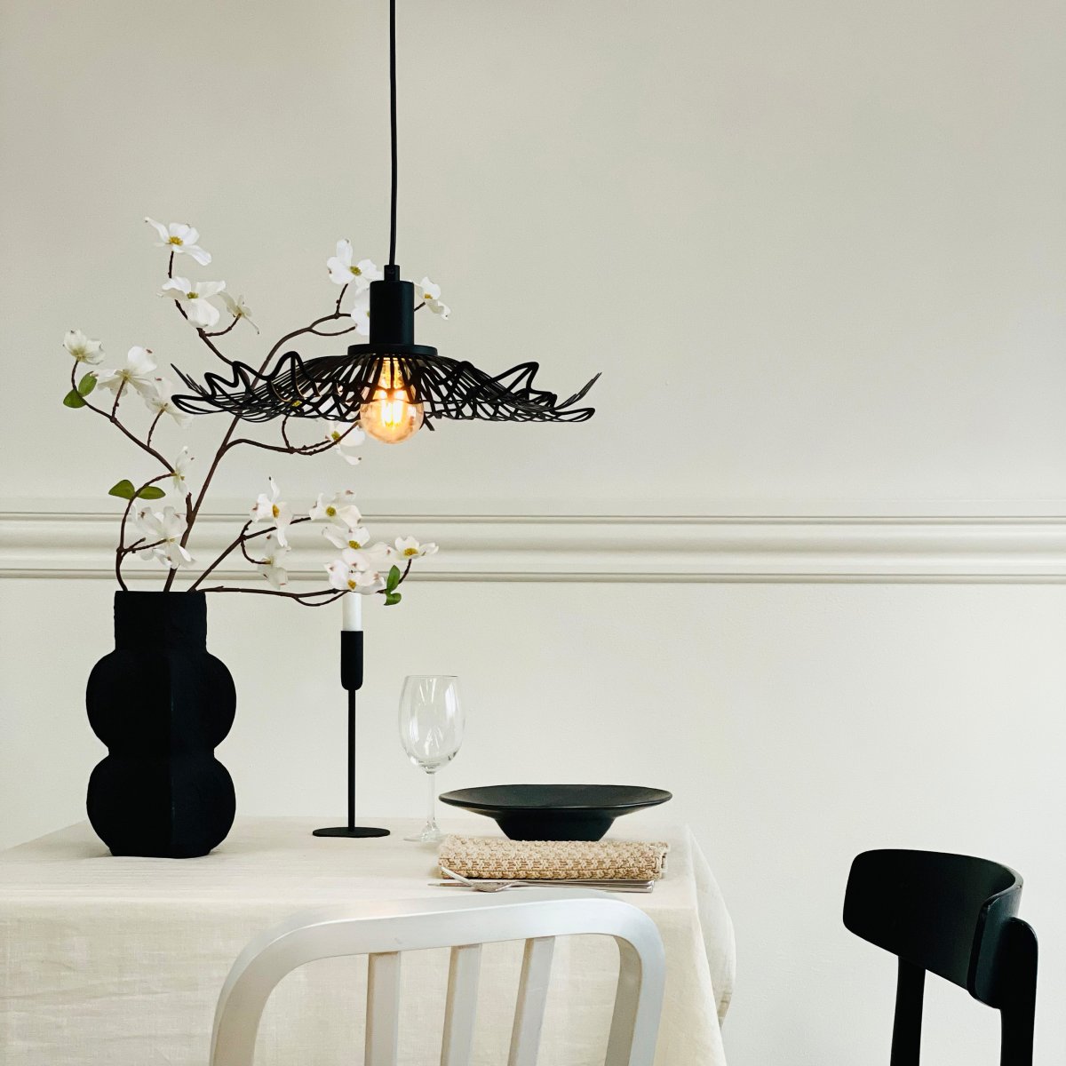 Flora Ø40 Noir mat suspension De Dyberg Larsen - Finns i tv&aring; eleganta varianter: matt svart, med en industriell fransk k&auml;nsla, och p&auml;rlvitt, som kombinerar romantisk bohemstil med en minimalistisk touch.