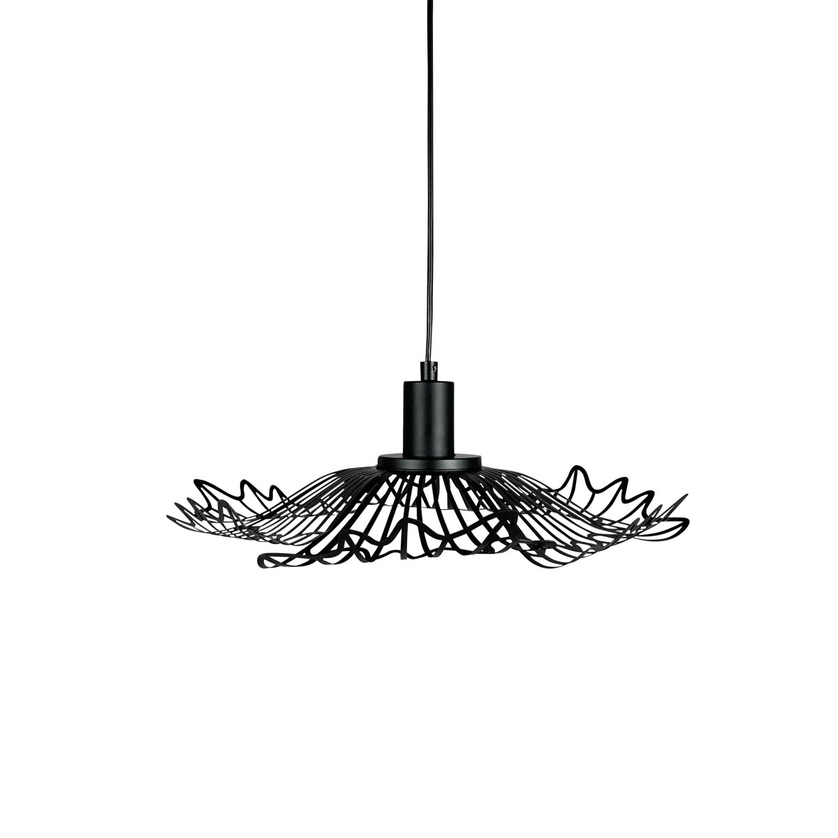 Flora Ø40 Noir mat suspension De Dyberg Larsen - Finns i tv&aring; eleganta varianter: matt svart, med en industriell fransk k&auml;nsla, och p&auml;rlvitt, som kombinerar romantisk bohemstil med en minimalistisk touch.
