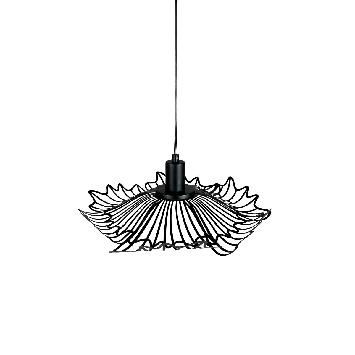 Flora Ø40 Noir mat suspension De Dyberg Larsen - Finns i tv&aring; eleganta varianter: matt svart, med en industriell fransk k&auml;nsla, och p&auml;rlvitt, som kombinerar romantisk bohemstil med en minimalistisk touch.