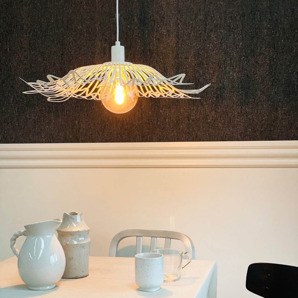 Flora Ø60 Blanc perle suspension De Dyberg Larsen - Finns i tv&aring; eleganta varianter: matt svart, med en industriell fransk k&auml;nsla, och p&auml;rlvitt, som kombinerar romantisk bohemstil med en minimalistisk touch.