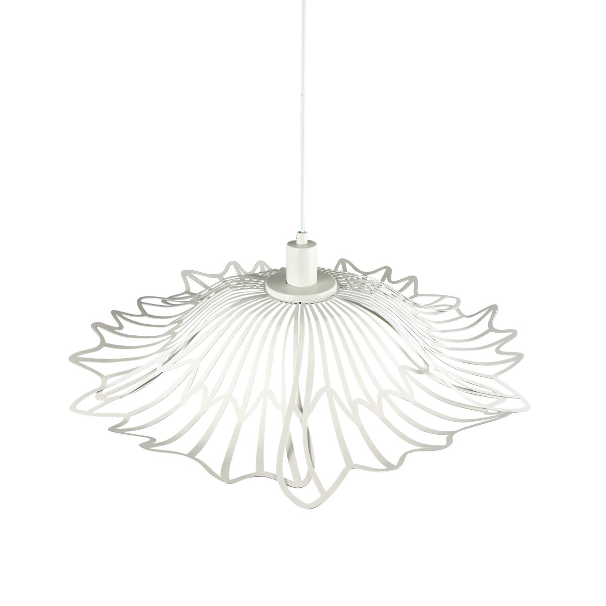 Flora Ø60 Blanc perle suspension De Dyberg Larsen - Finns i tv&aring; eleganta varianter: matt svart, med en industriell fransk k&auml;nsla, och p&auml;rlvitt, som kombinerar romantisk bohemstil med en minimalistisk touch.