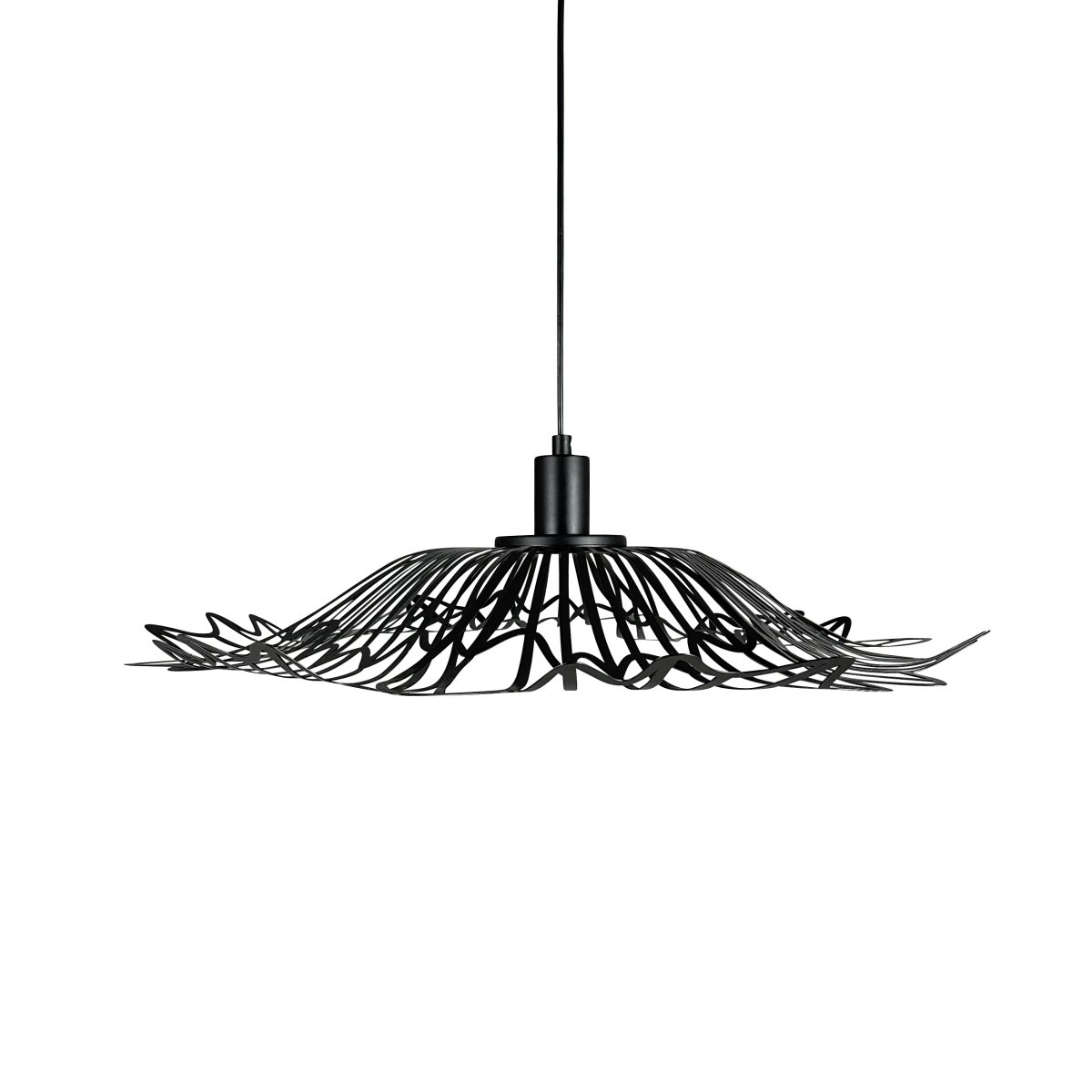 Flora Ø60 Noir mat suspension De Dyberg Larsen - Finns i tv&aring; eleganta varianter: matt svart, med en industriell fransk k&auml;nsla, och p&auml;rlvitt, som kombinerar romantisk bohemstil med en minimalistisk touch.