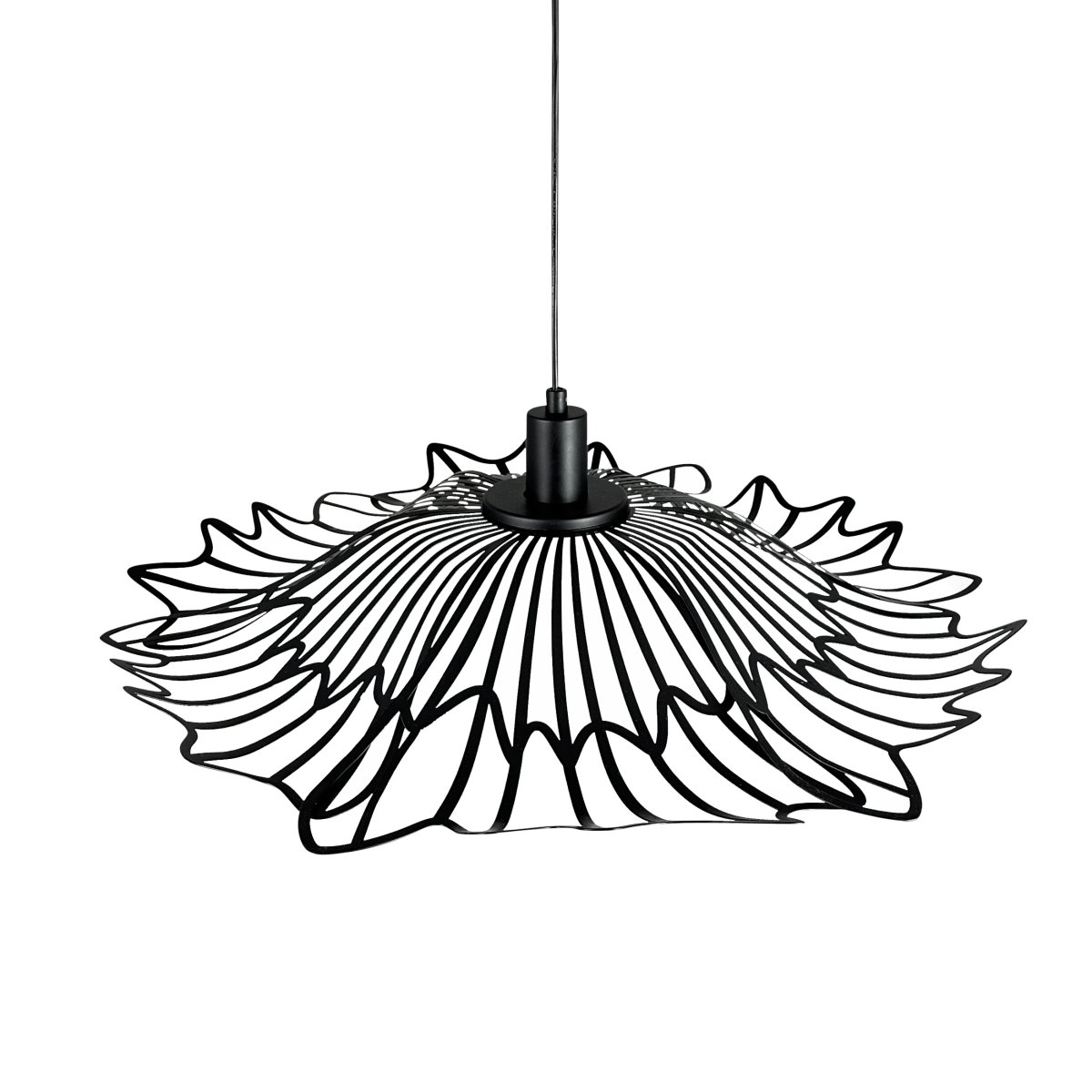 Flora Ø60 Noir mat suspension De Dyberg Larsen - Finns i tv&aring; eleganta varianter: matt svart, med en industriell fransk k&auml;nsla, och p&auml;rlvitt, som kombinerar romantisk bohemstil med en minimalistisk touch.