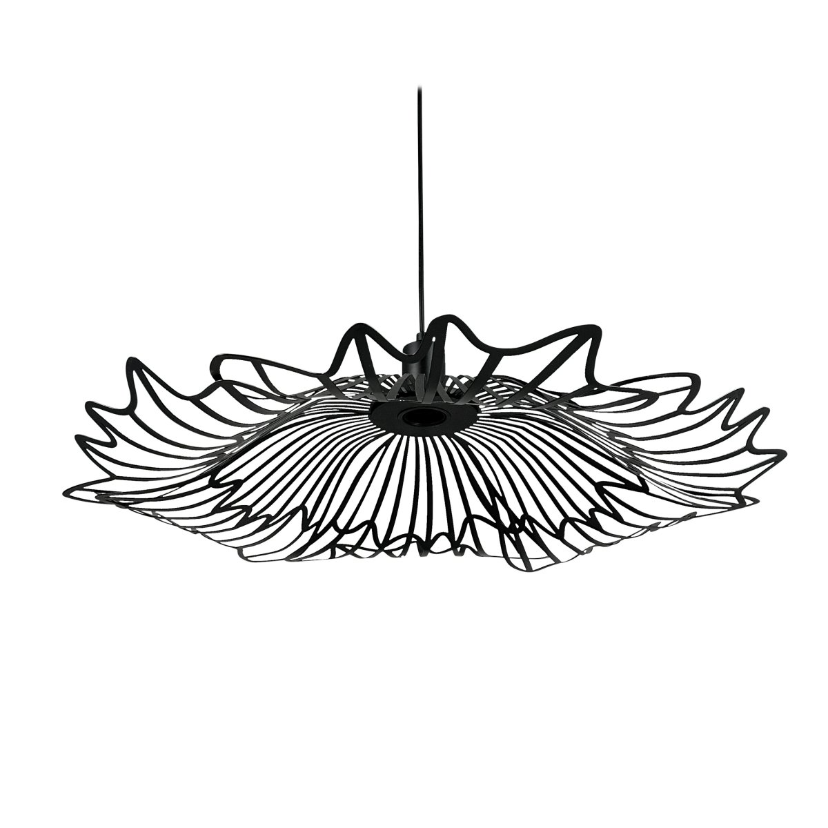 Flora Ø60 Noir mat suspension De Dyberg Larsen - Finns i tv&aring; eleganta varianter: matt svart, med en industriell fransk k&auml;nsla, och p&auml;rlvitt, som kombinerar romantisk bohemstil med en minimalistisk touch.