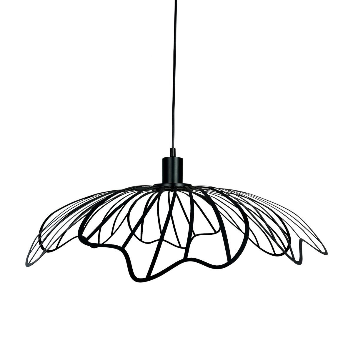 Blumen Ø60 Noir mat suspension De Dyberg Larsen - Den sprider ett sofistikerat ljus och fungerar som en unik mittpunkt i hemmet, vare sig den h&auml;nger &ouml;ver matbordet, i vardagsrummet eller i entr&eacute;n.