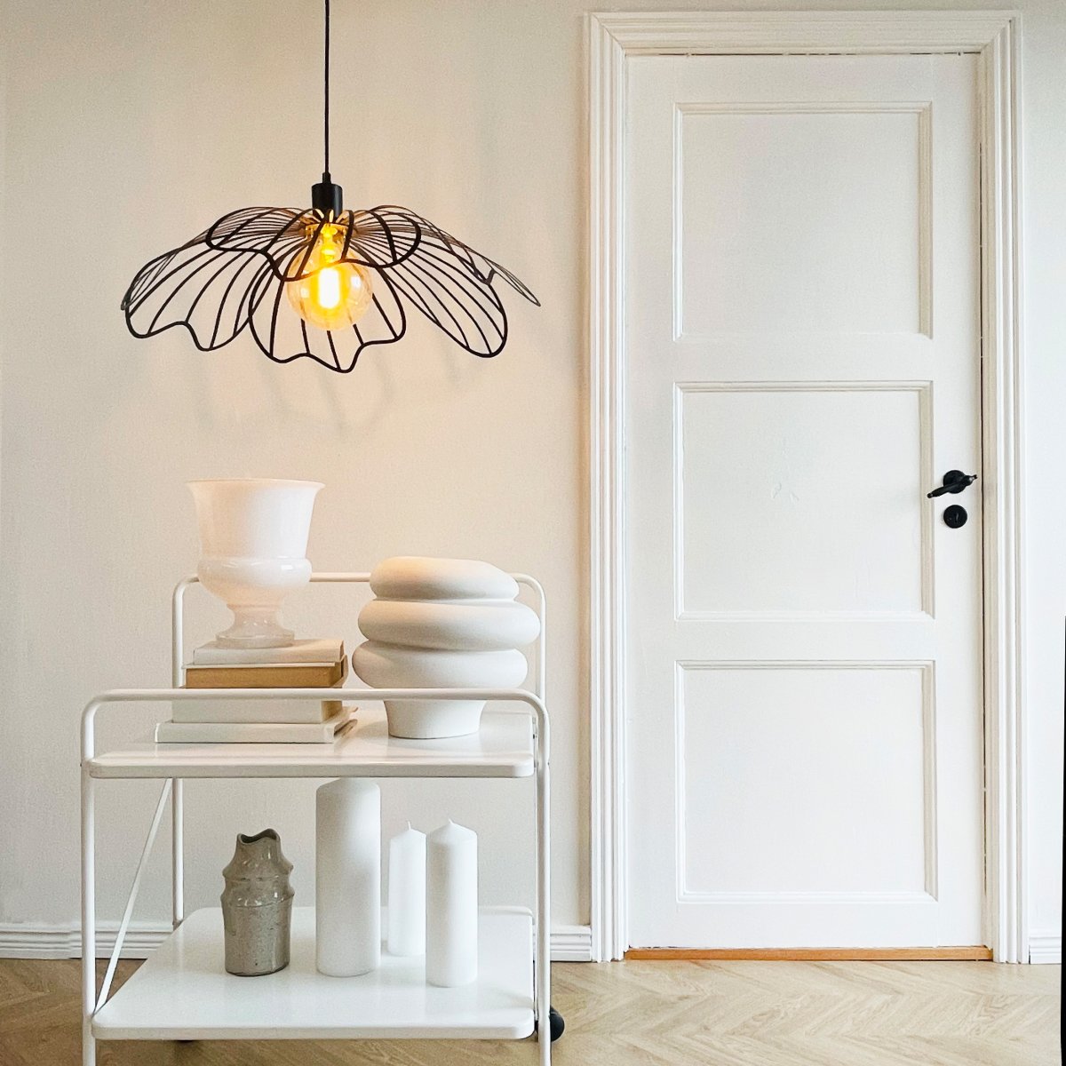 Blumen Ø60 Noir mat suspension De Dyberg Larsen - Den sprider ett sofistikerat ljus och fungerar som en unik mittpunkt i hemmet, vare sig den h&auml;nger &ouml;ver matbordet, i vardagsrummet eller i entr&eacute;n.