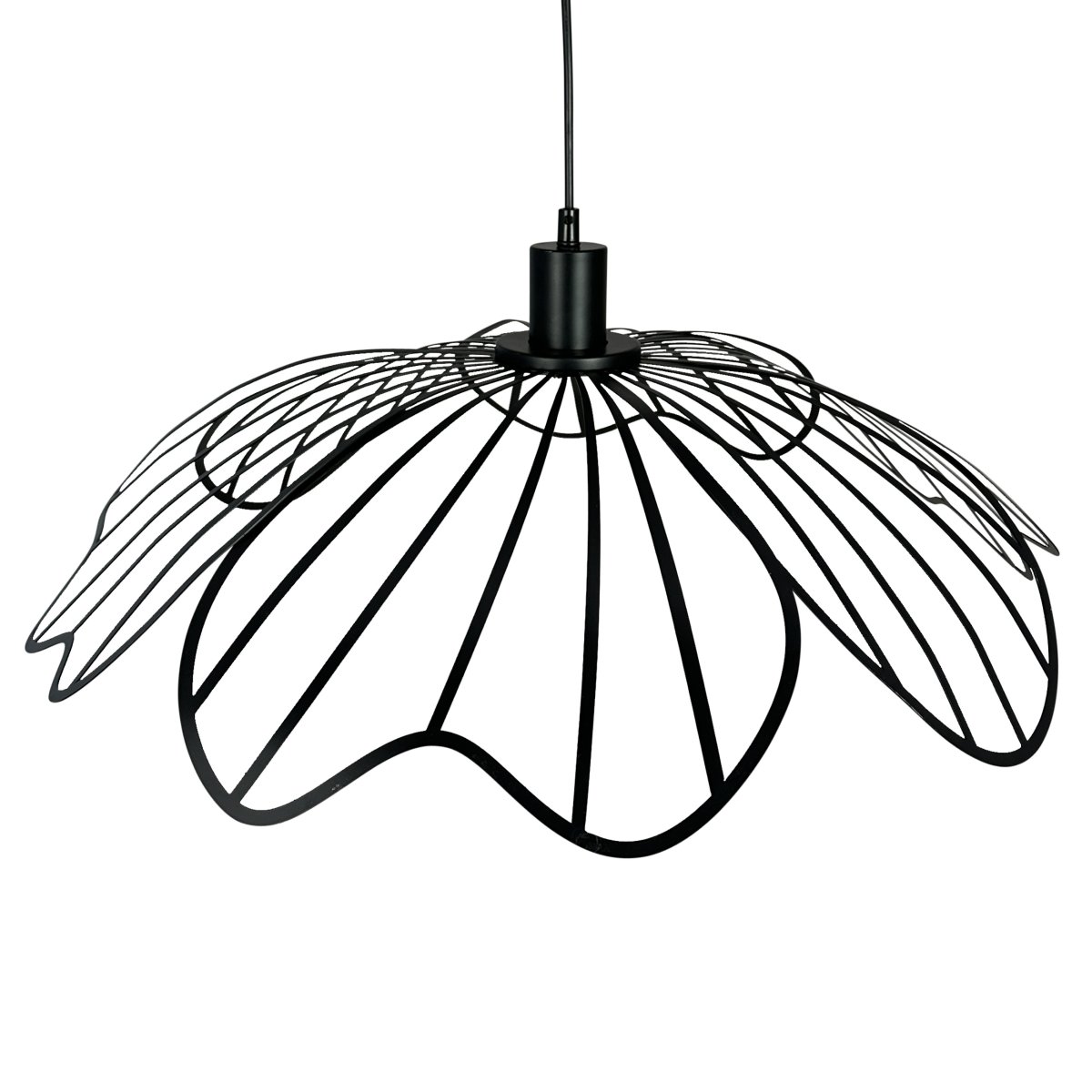 Blumen Ø60 Noir mat suspension De Dyberg Larsen - Den sprider ett sofistikerat ljus och fungerar som en unik mittpunkt i hemmet, vare sig den h&auml;nger &ouml;ver matbordet, i vardagsrummet eller i entr&eacute;n.
