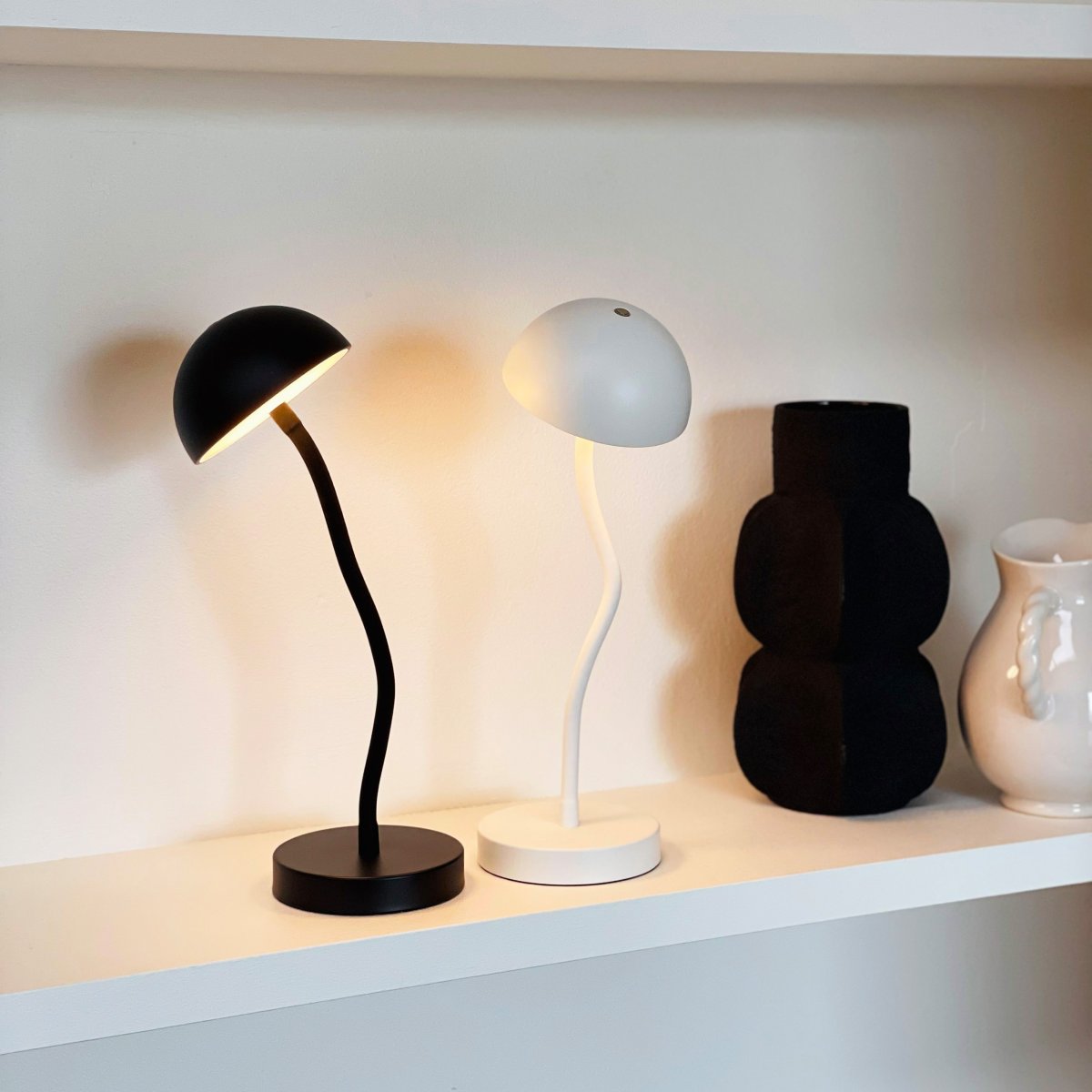 Fonzy 38cm Blanc portable De Dyberg Larsen - Fonzy bordslampa &auml;r b&aring;de rolig och praktisk, och dess flexibilitet g&ouml;r den till ett perfekt val f&ouml;r den som vill ha en lampa som &auml;r b&aring;de funktionell och stilren.