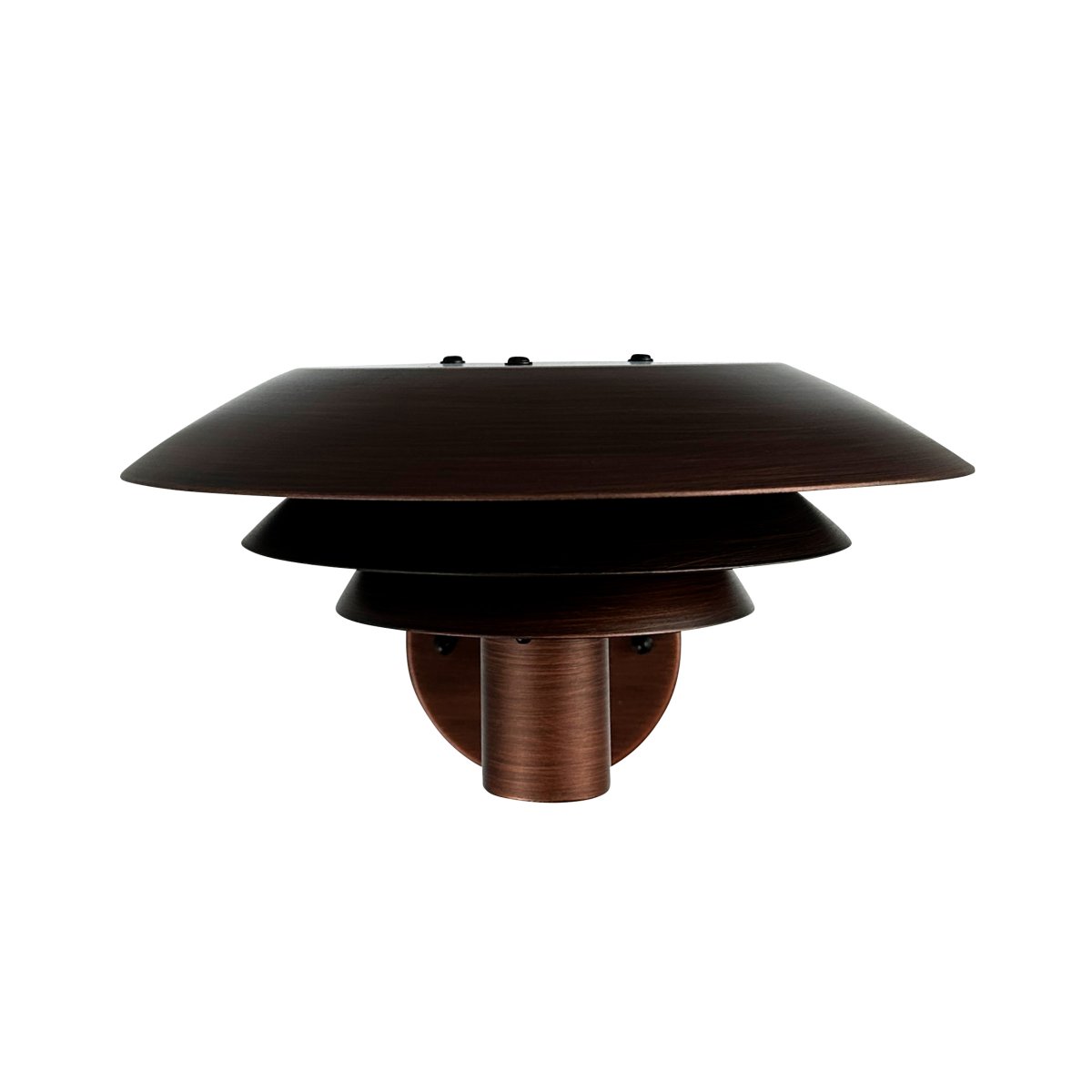 DL25 Cuivre lampe d’extérieur De Dyberg Larsen - Med sina tre ikoniska lampsk&auml;rmar sprider den ett fascinerande ljus, idealiskt f&ouml;r att skapa en st&auml;mningsfull atmosf&auml;r l&auml;ngs fasaden eller i andra utomhusmilj&ouml;er.