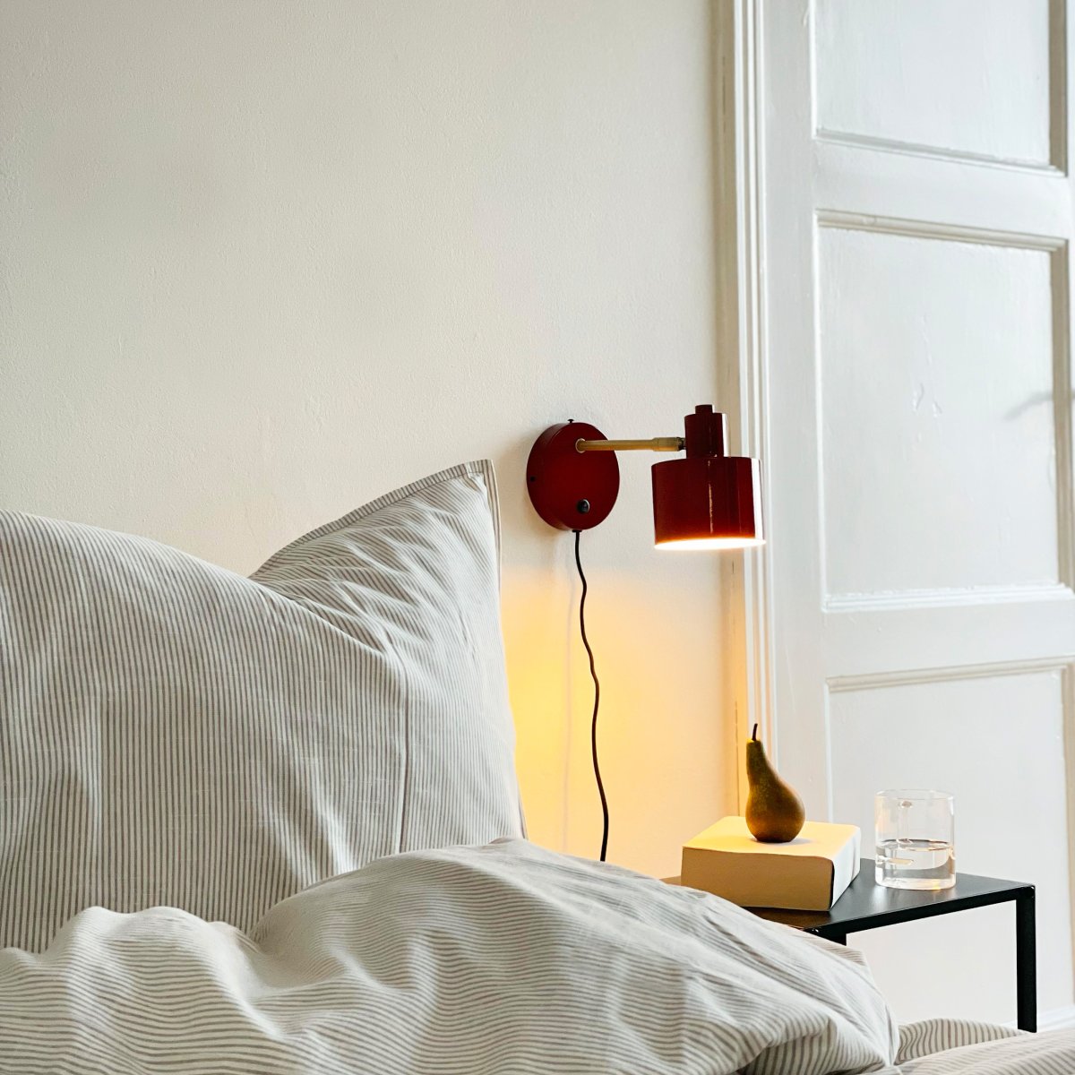 Ocean ROUGE lampe de lecture De Dyberg Larsen - Den &auml;r en dekorativ detalj i hemmet och fungerar som en indirekt ljusk&auml;lla i sovrum, vardagsrum och andra rum.
