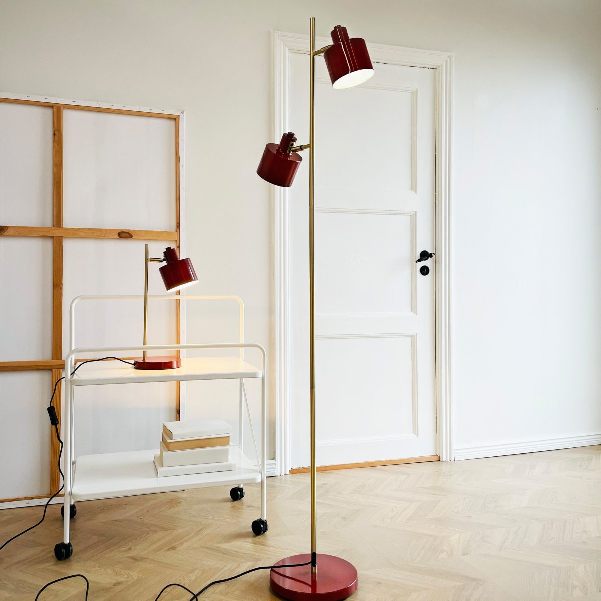 Ocean ROUGE lampadaire De Dyberg Larsen - Den handpolerade m&auml;ssingsstommen kan luta upp och ner och ger varje lampa en unik f&auml;rgvariation.
