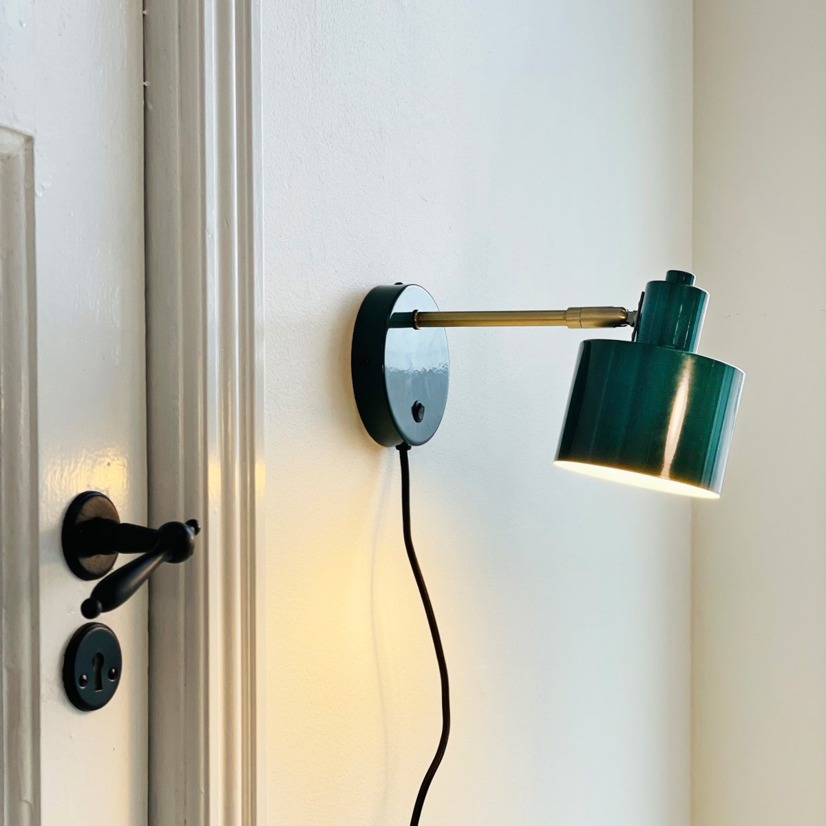 Ocean Vert lampe de lecture De Dyberg Larsen - Den &auml;r en dekorativ detalj i hemmet och fungerar som en indirekt ljusk&auml;lla i sovrum, vardagsrum och andra rum.