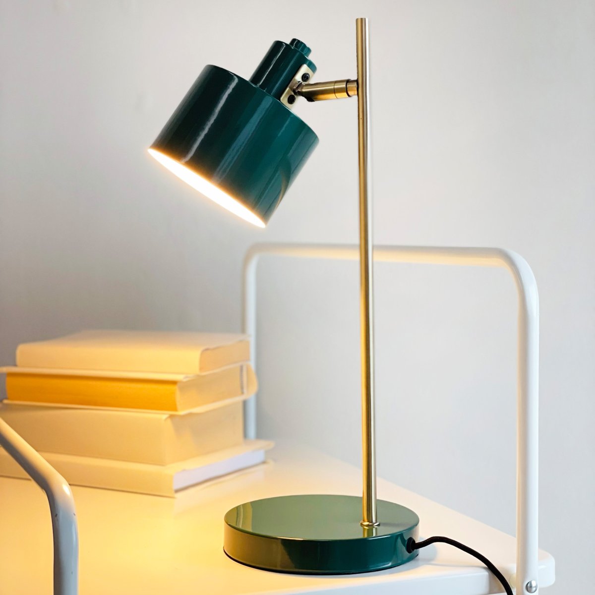 Ocean 43cm Vert lampe de bureau De Dyberg Larsen - Med sin retrostil och moderna inslag &auml;r den en stilfull inredningsdetalj som passar perfekt i sovrummet eller som indirekt ljusk&auml;lla i vardagsrummet.