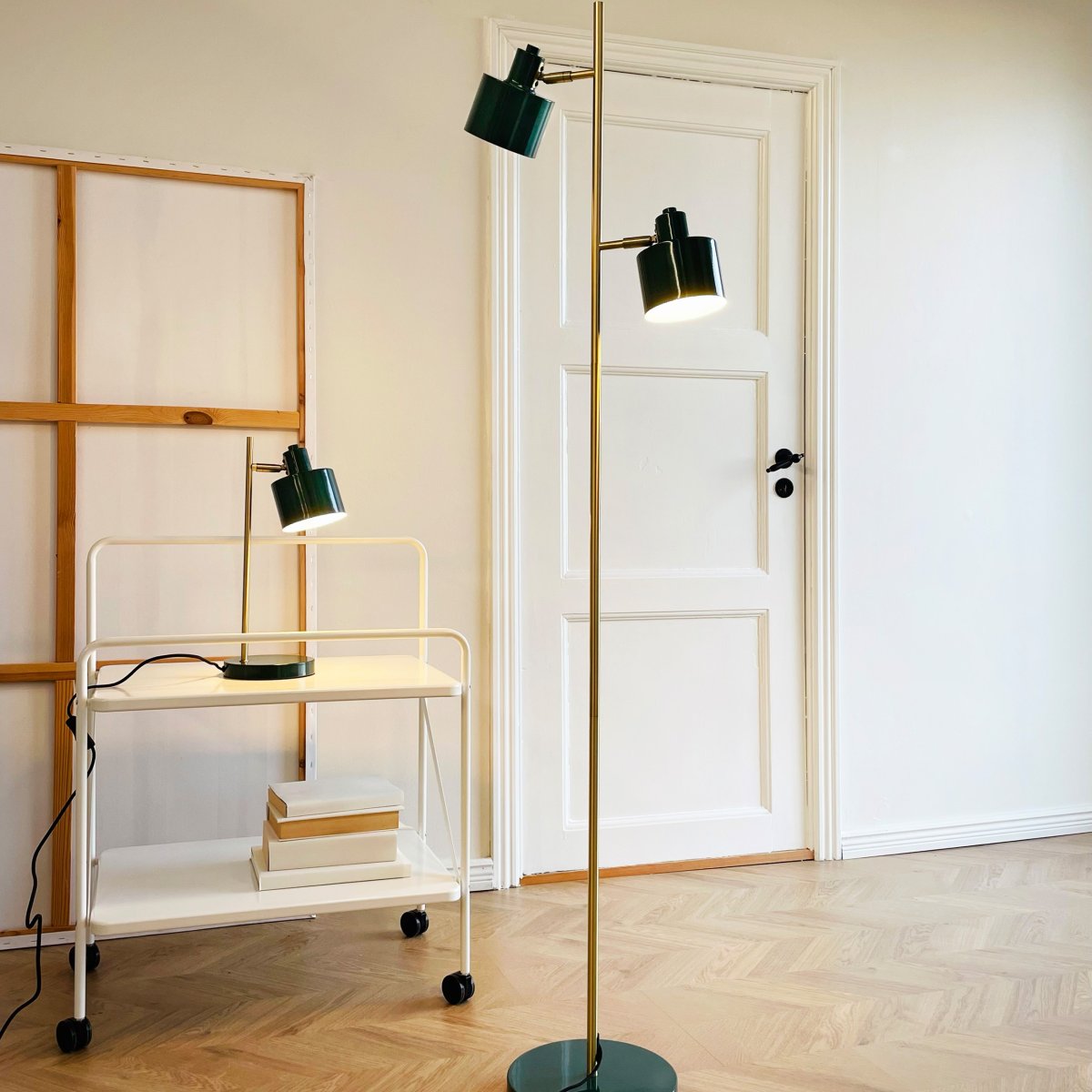 Ocean 43cm Vert lampe de bureau De Dyberg Larsen - Med sin retrostil och moderna inslag &auml;r den en stilfull inredningsdetalj som passar perfekt i sovrummet eller som indirekt ljusk&auml;lla i vardagsrummet.