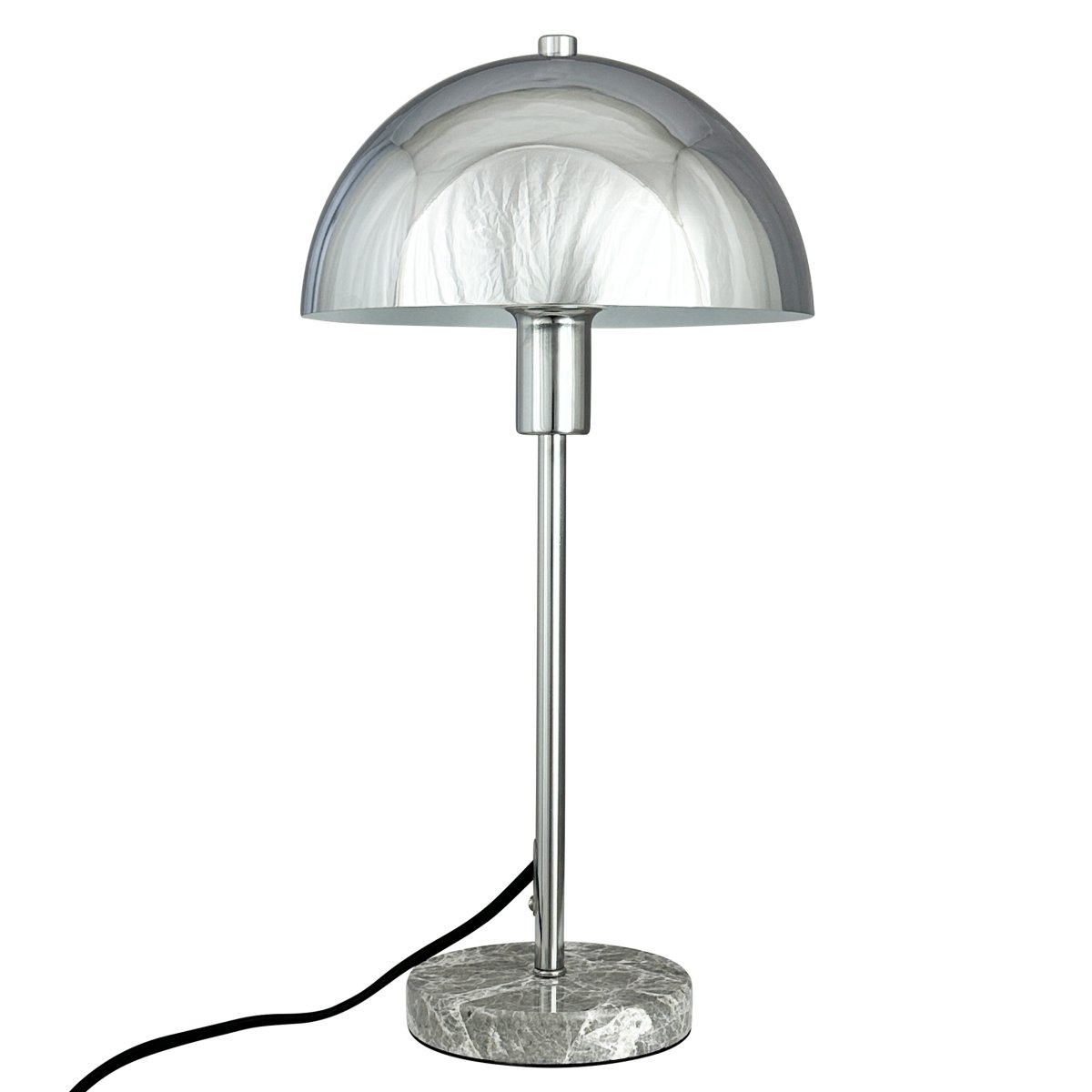 Stockholm 40cm Chrome lampe de table De Dyberg Larsen - Den solida marmorfoten ger lampan ett exklusivt och tidl&ouml;st uttryck, medan den smala kromramen tillf&ouml;r en l&auml;tt och stilren k&auml;nsla.