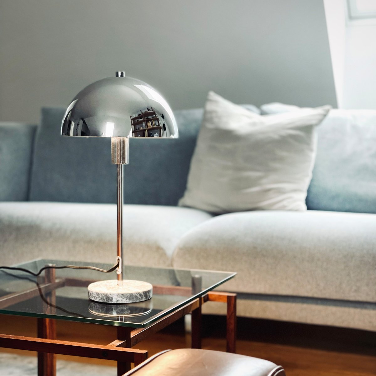 Stockholm 40cm Chrome lampe de table De Dyberg Larsen - Den solida marmorfoten ger lampan ett exklusivt och tidl&ouml;st uttryck, medan den smala kromramen tillf&ouml;r en l&auml;tt och stilren k&auml;nsla.