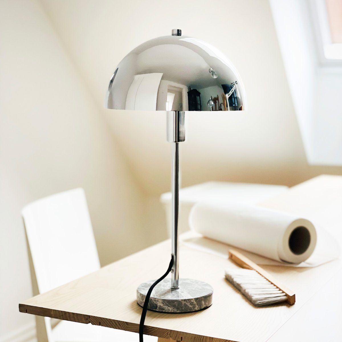 Stockholm 40cm Chrome lampe de table De Dyberg Larsen - Den solida marmorfoten ger lampan ett exklusivt och tidl&ouml;st uttryck, medan den smala kromramen tillf&ouml;r en l&auml;tt och stilren k&auml;nsla.