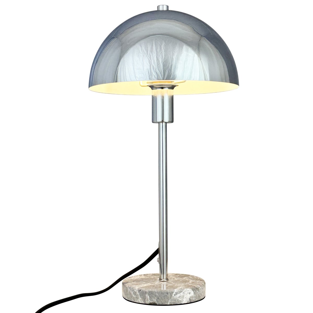 Stockholm 40cm Chrome lampe de table De Dyberg Larsen - Den solida marmorfoten ger lampan ett exklusivt och tidl&ouml;st uttryck, medan den smala kromramen tillf&ouml;r en l&auml;tt och stilren k&auml;nsla.