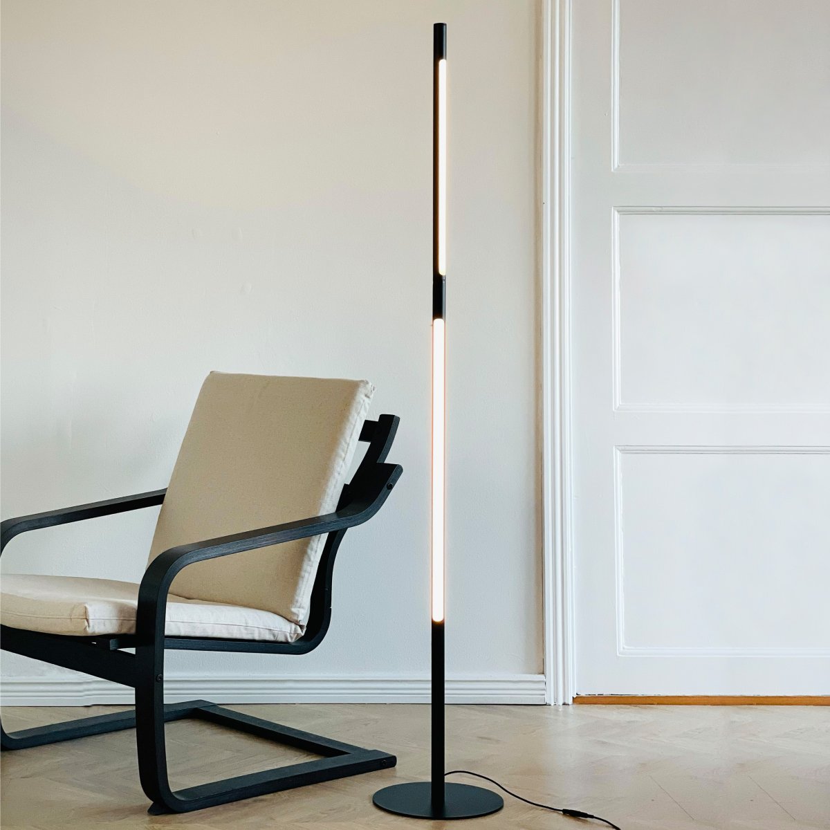 Vagner Noir lampadaire De Dyberg Larsen - Lampan styrs enkelt med en touchfunktion p&aring; toppen, vilket ger en intuitiv och anv&auml;ndarv&auml;nlig upplevelse.