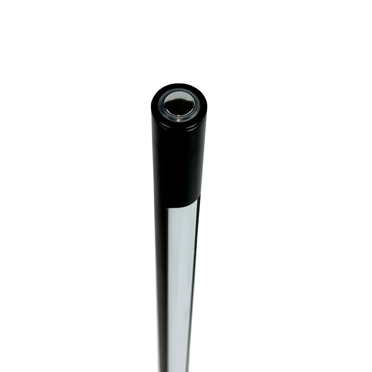 Vagner Noir lampadaire De Dyberg Larsen - Lampan styrs enkelt med en touchfunktion p&aring; toppen, vilket ger en intuitiv och anv&auml;ndarv&auml;nlig upplevelse.
