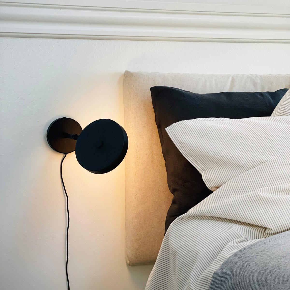 Starlight Noir lampe de lecture De Dyberg Larsen - En stilren och praktisk v&auml;gglampa &ndash; perfekt vid s&auml;ngen i sovrummet eller som st&auml;mningsbelysning i vardagsrummet eller hallen.