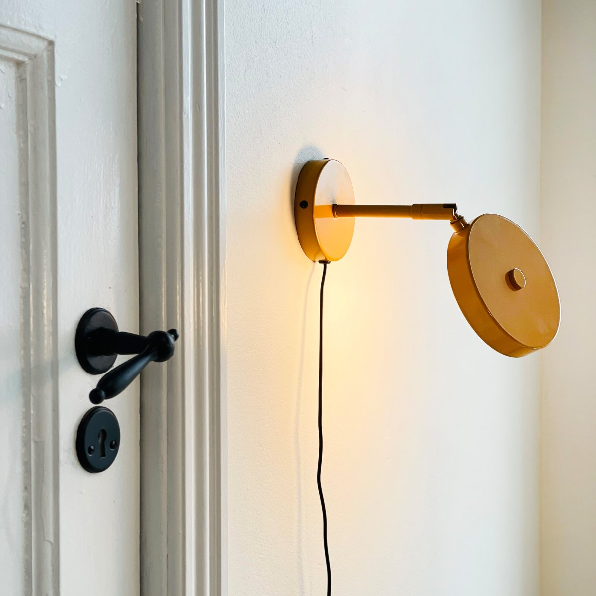 Starlight Curry lampe de lecture De Dyberg Larsen - En stilren och praktisk v&auml;gglampa &ndash; perfekt vid s&auml;ngen i sovrummet eller som st&auml;mningsbelysning i vardagsrummet eller hallen.