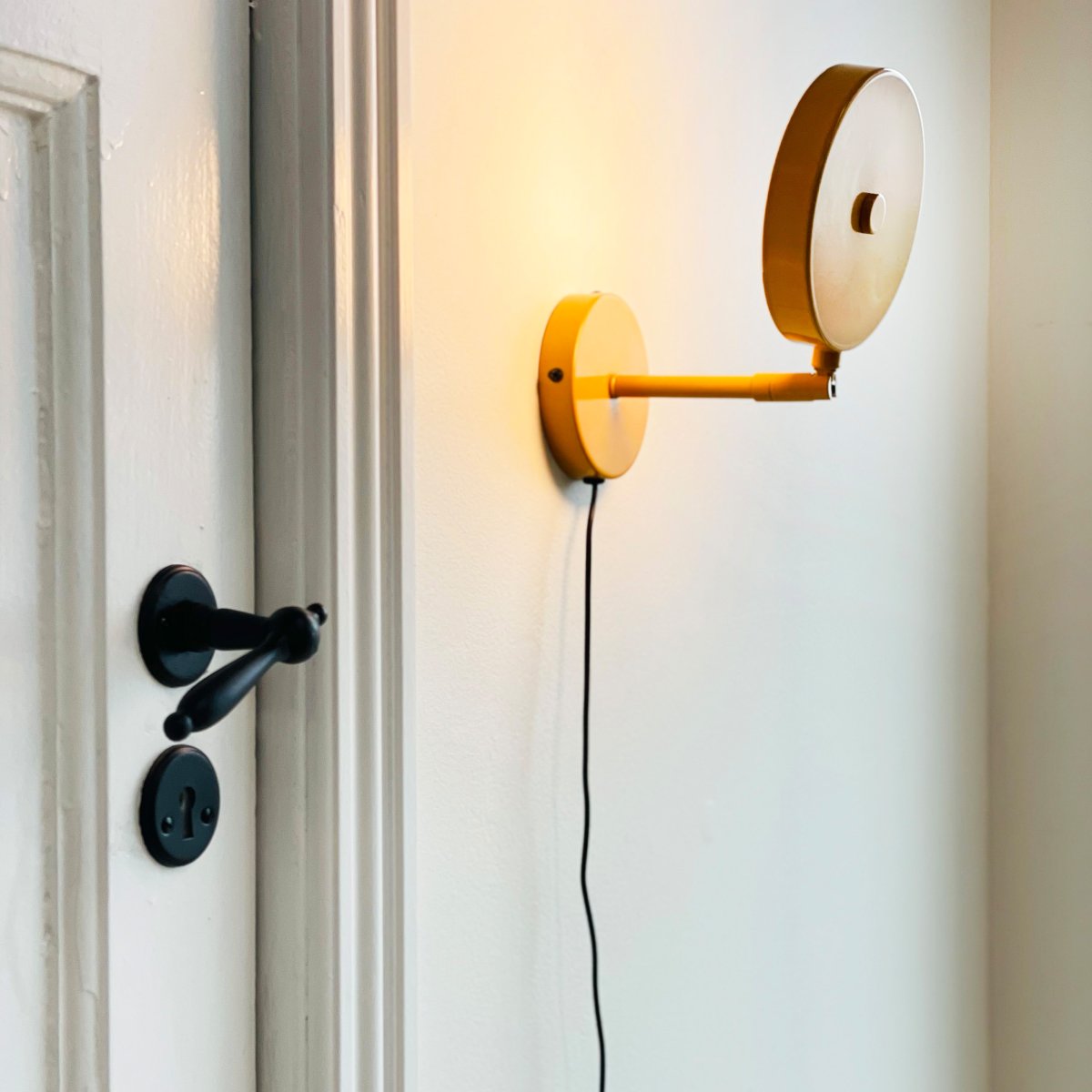Starlight Curry lampe de lecture De Dyberg Larsen - En stilren och praktisk v&auml;gglampa &ndash; perfekt vid s&auml;ngen i sovrummet eller som st&auml;mningsbelysning i vardagsrummet eller hallen.