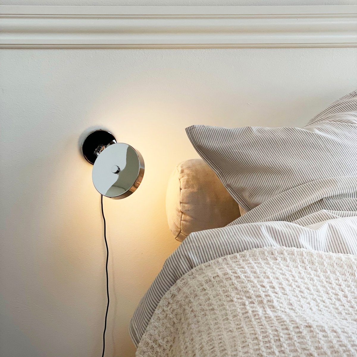 Starlight Chrome lampe de lecture De Dyberg Larsen - En stilren och praktisk v&auml;gglampa &ndash; perfekt vid s&auml;ngen i sovrummet eller som st&auml;mningsbelysning i vardagsrummet eller hallen.