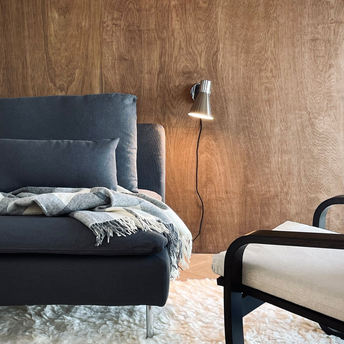 DL12 Chrome lampe de lecture De Dyberg Larsen - Den blanka kromfinishen ger en exklusiv touch till inredningen och skapar ett rent och sofistikerat utseende.