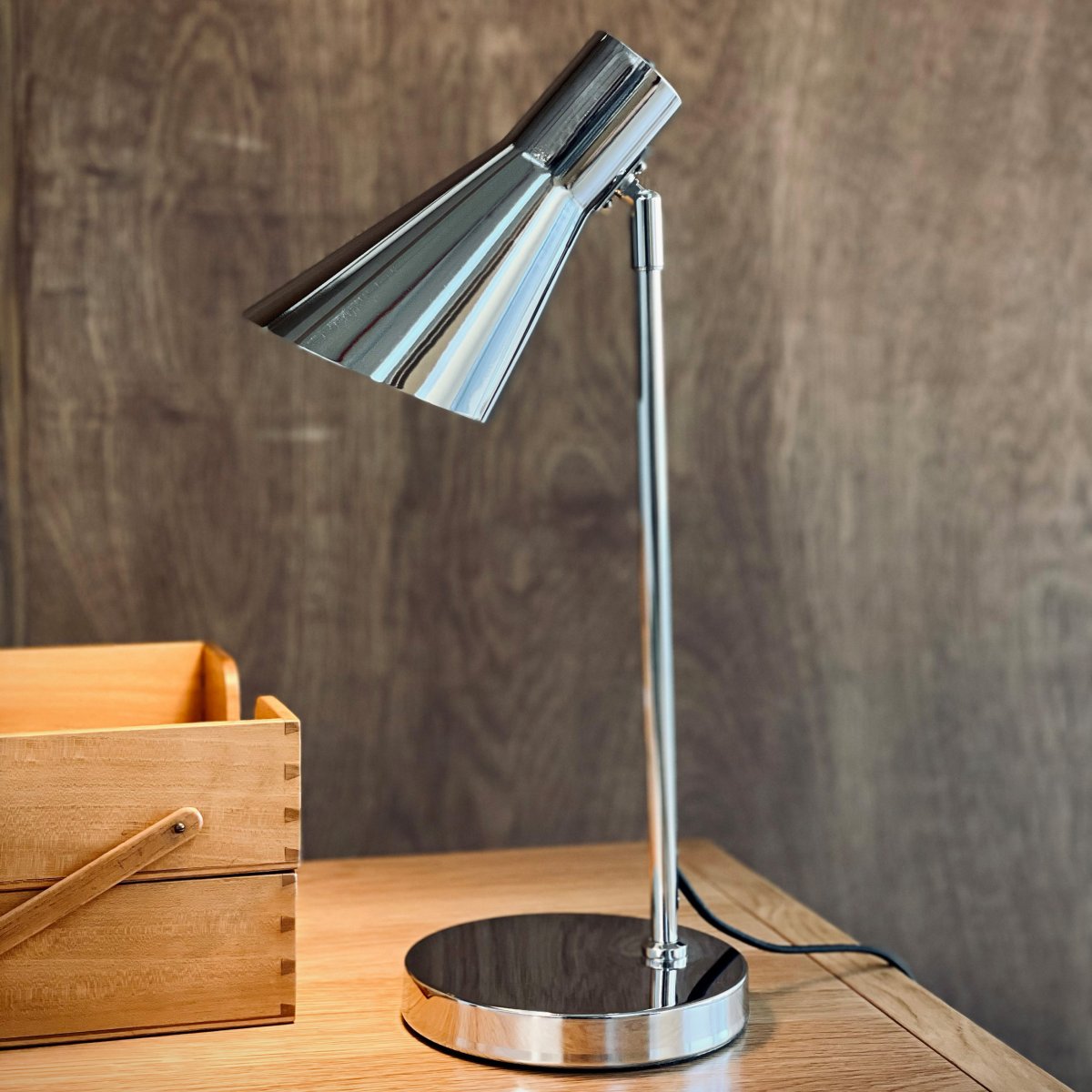 DL12 45cm Chrome lampe de bureau De Dyberg Larsen - La lampe de table DL12 chromée est dotée d'un abat-jour orientable et inclinable pour un éclairage flexible.