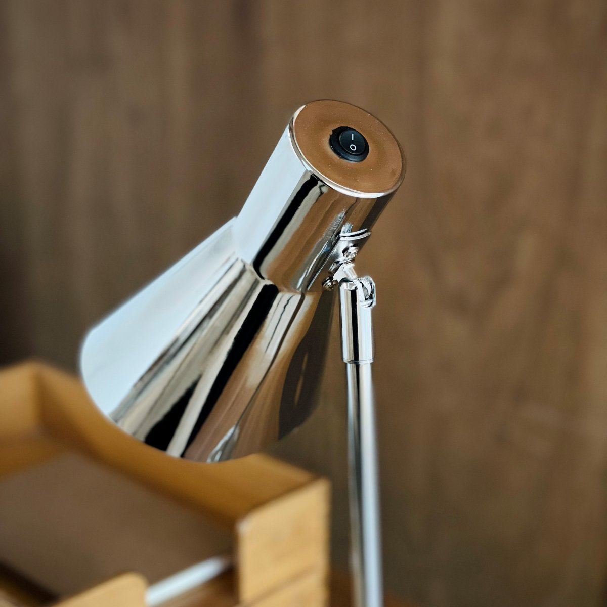 DL12 45cm Chrome lampe de bureau De Dyberg Larsen - La lampe de table DL12 chromée est dotée d'un abat-jour orientable et inclinable pour un éclairage flexible.