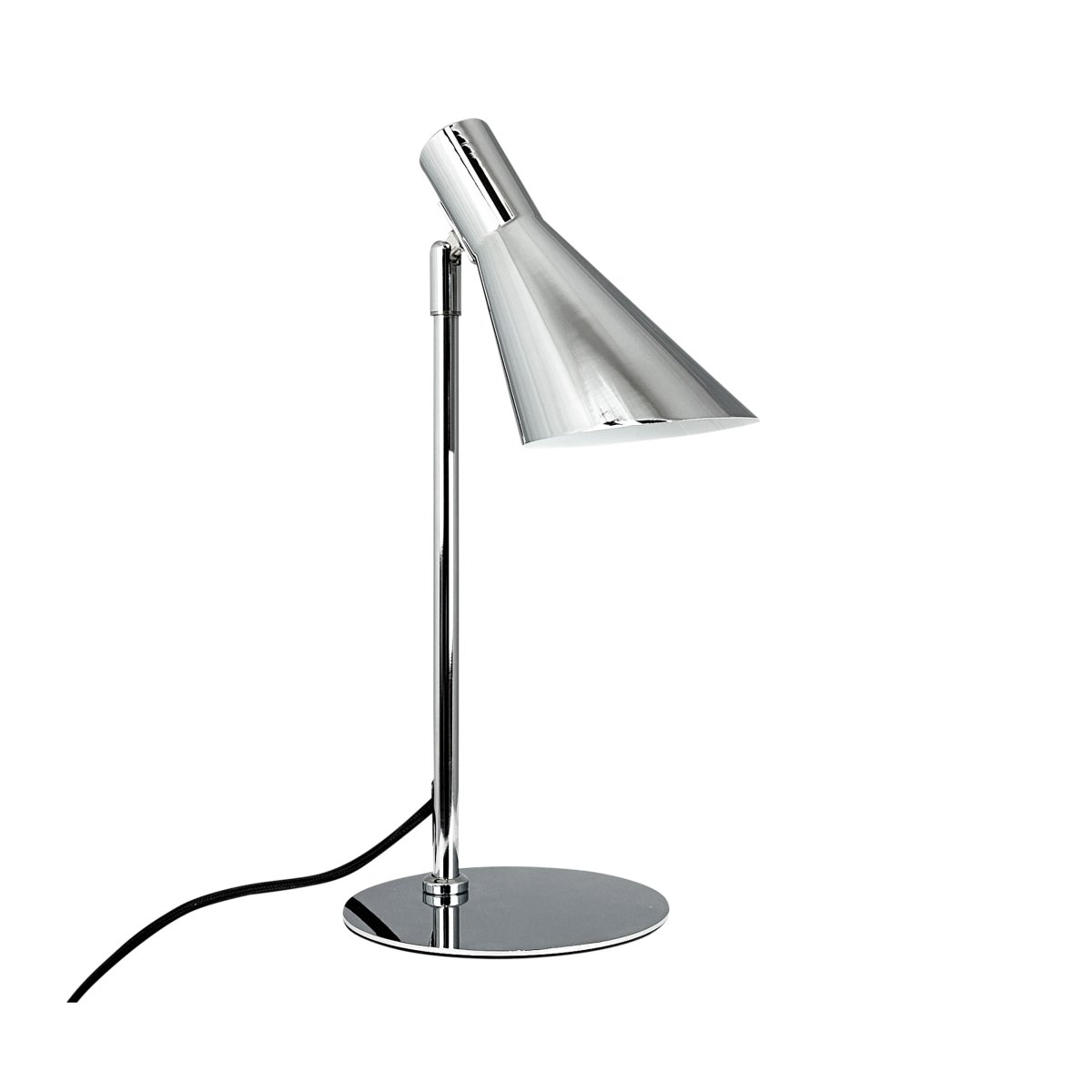 DL12 Mini 40cm Chrome lampe de bureau De Dyberg Larsen - Avec ses lignes graphiques distinctives et sa silhouette épurée, elle est idéale sur un bureau ou comme lampe de lecture dans le salon ou la chambre.