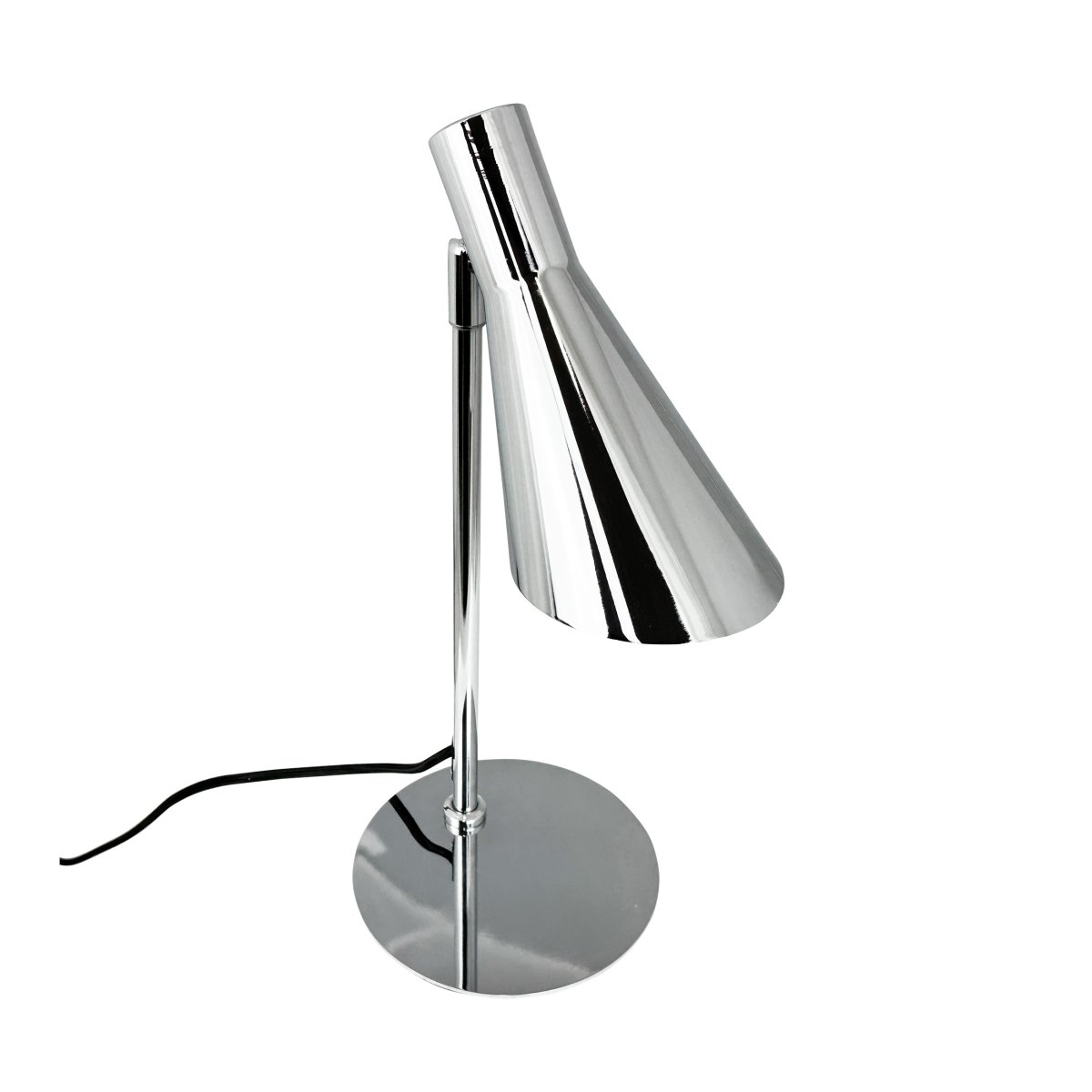 DL12 Mini 40cm Chrome lampe de bureau De Dyberg Larsen - Avec ses lignes graphiques distinctives et sa silhouette épurée, elle est idéale sur un bureau ou comme lampe de lecture dans le salon ou la chambre.